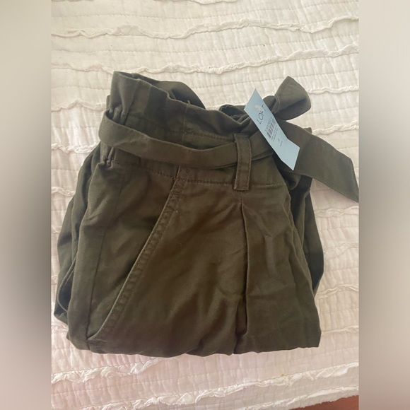 Loft Paperbag 💯 percent cotton pants in army green! Size 6P - Picture 3 of 4